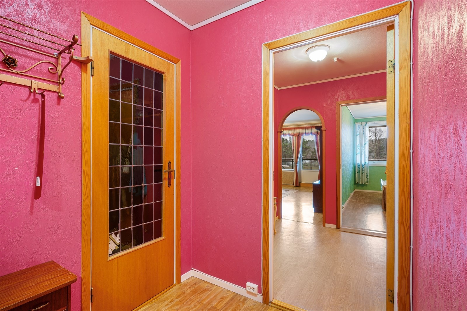 Entréen gir et ryddig førsteinntrykk og har plass til oppheng av yttertøy og sko. Praktisk innvendig bod med gode oppbevaringsmuligheter. Leiligheten disponerer også ekstern bod i underetasjen. Galleribilde