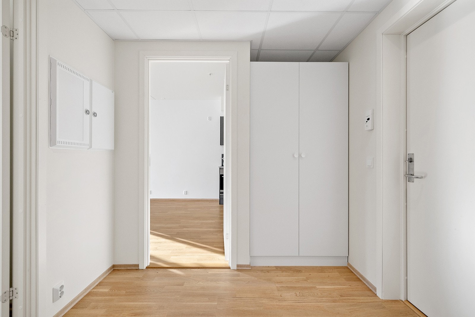 Lys og romslig entré med garderobeskap for oppbevaring av yttertøy. Galleribilde