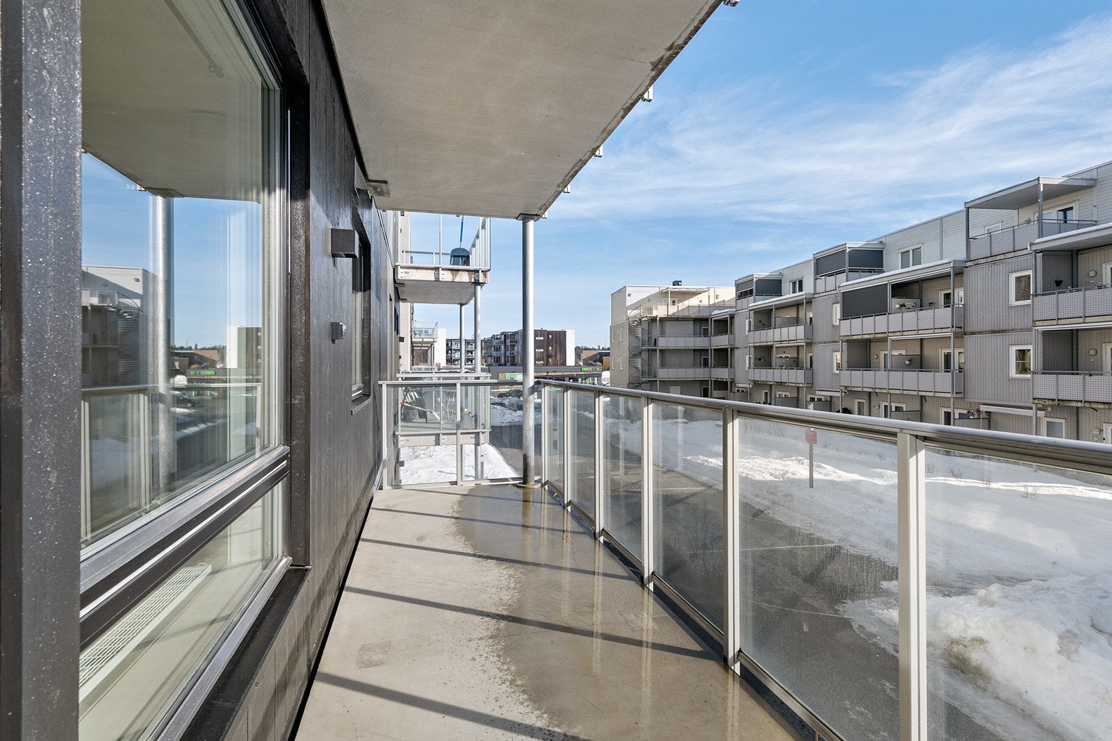 Balkongen har strømuttak og plass til en sittegruppe Galleribilde