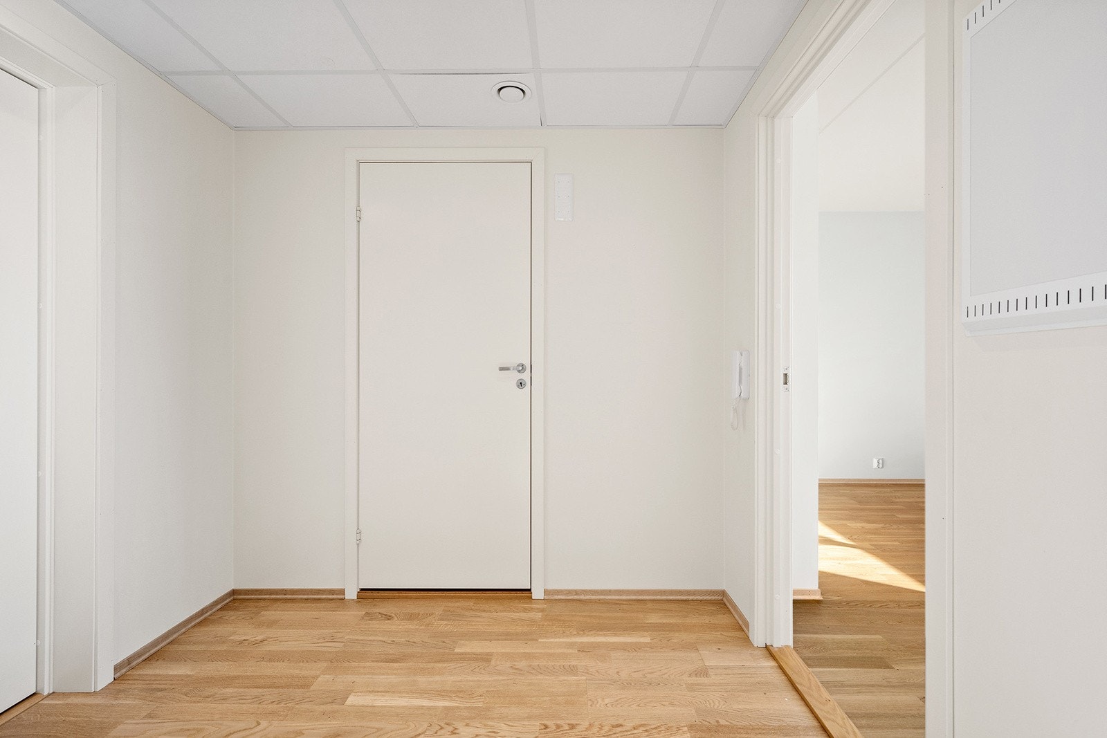 Entréen fungerer som leilghetens knutepunkt og gir adkomst til stue/kjøkken, bad og soverom Galleribilde