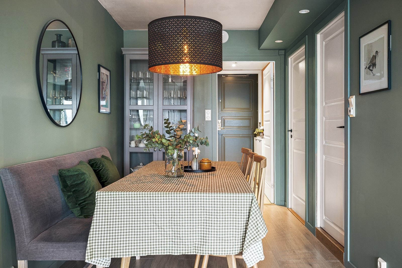 Her kan du enkelt dekke opp til langbord når familie og venner samles. Galleribilde