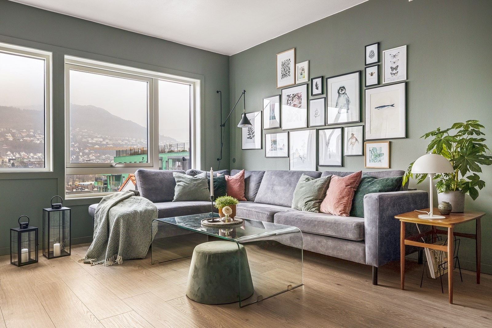 Veggflatene gir gode muligheter for både kunst, hyller eller andre oppbevaringsløsninger. Galleribilde