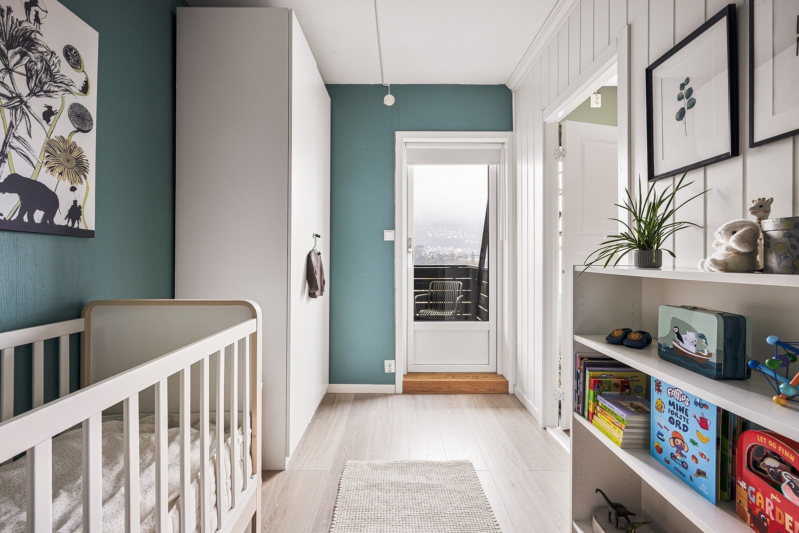 Fra dette soverommet er det også utgang til nordøstvendt balkong, hvor du kan nyte rolige morgener med kaffekoppen i hånden mens området sakte våkner til liv. Galleribilde