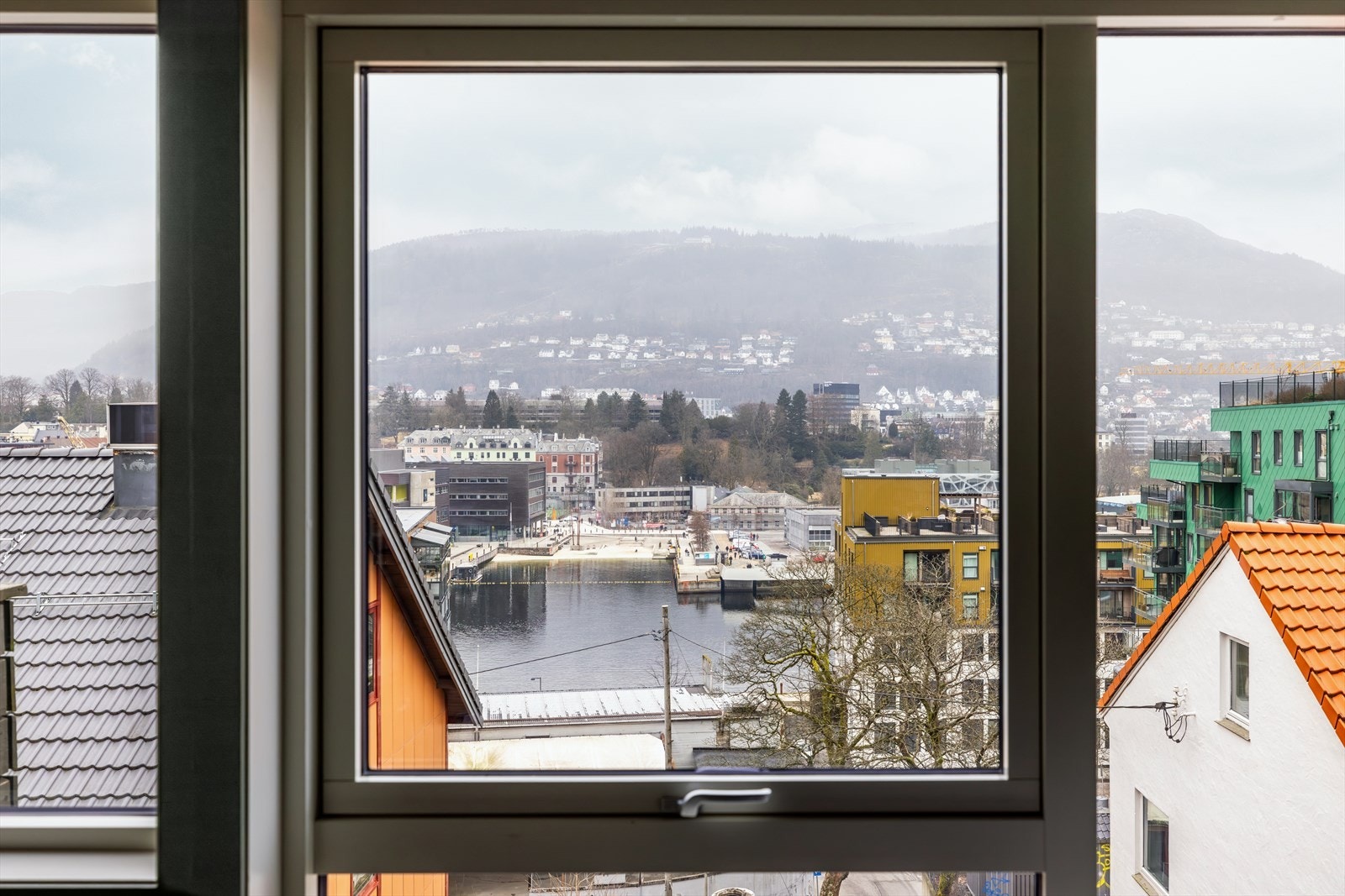 De store vindusflatene slipper inn rikelig med naturlig lys og gir et luftig uttrykk, samtidig som utsikten mot byen og byfjellene danner en flott ramme rundt rommet. Galleribilde