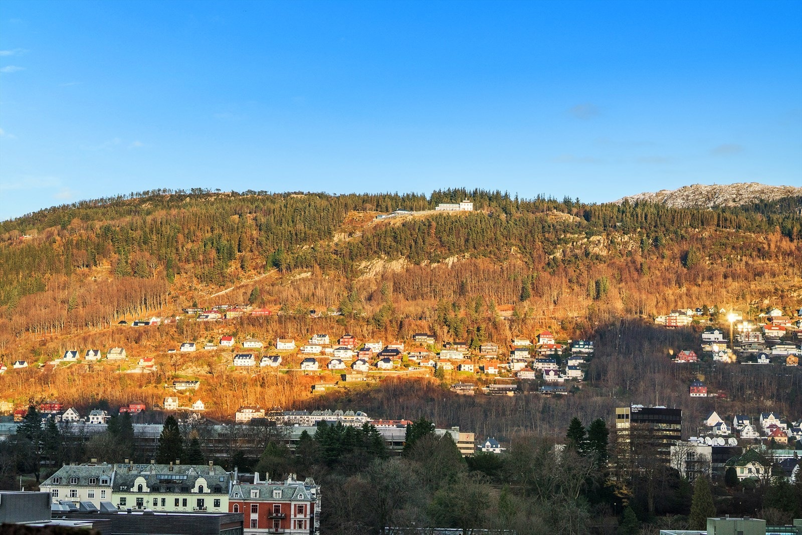 Leiligheten ligger sentralt til i et av Bergens mest spennende byområder, i skjæringspunktet mellom fjord og fjell. Galleribilde