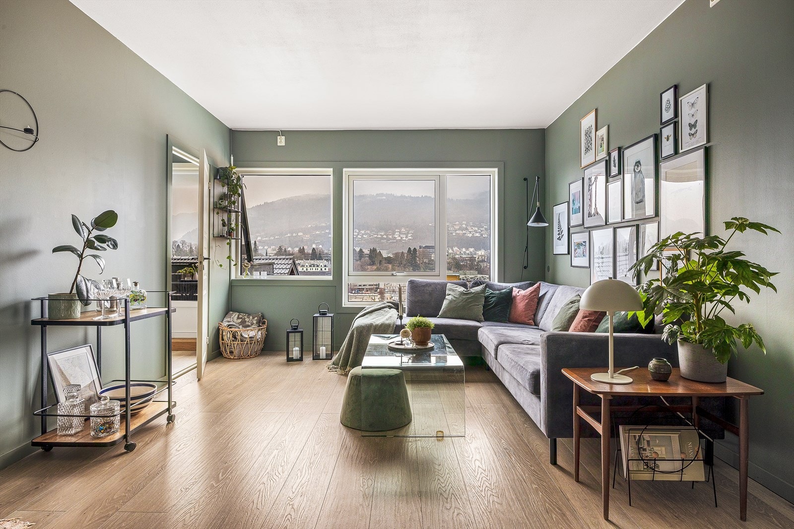 Planløsningen gir fleksible møbleringsmuligheter og legger godt til rette for både rolige kvelder hjemme og sosiale sammenkomster med familie og venner. Galleribilde