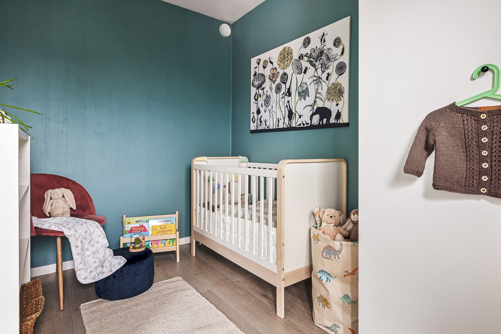 I dag er det minste rommet benyttet som barnerom, men det egner seg like godt som gjesterom, kontor eller garderobe. Galleribilde