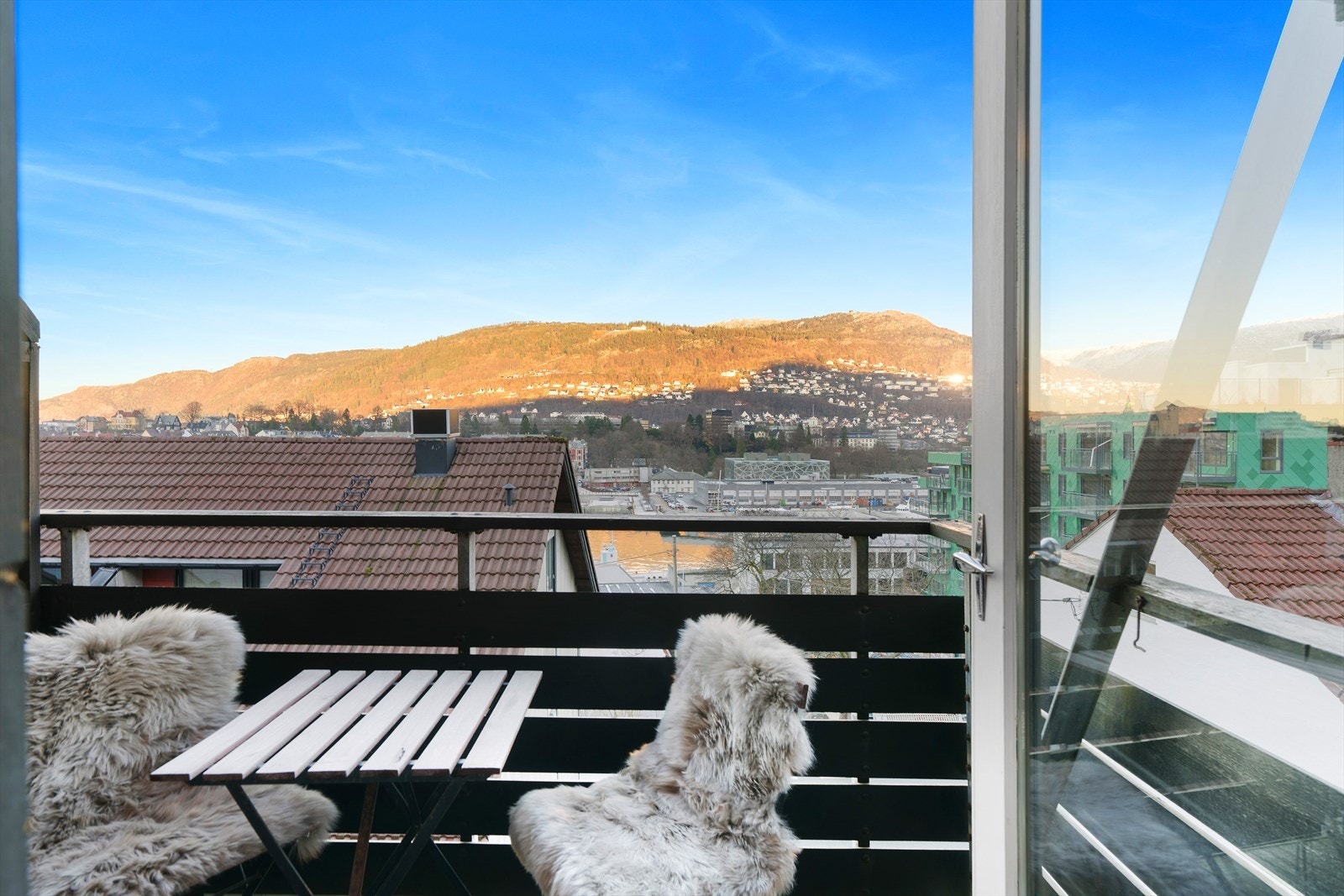 Pen 3-roms med balkong og flott utsikt mot Puddefjorden og byfjellene. Parkering i garasje. Sentrumsnær beliggenhet. Galleribilde