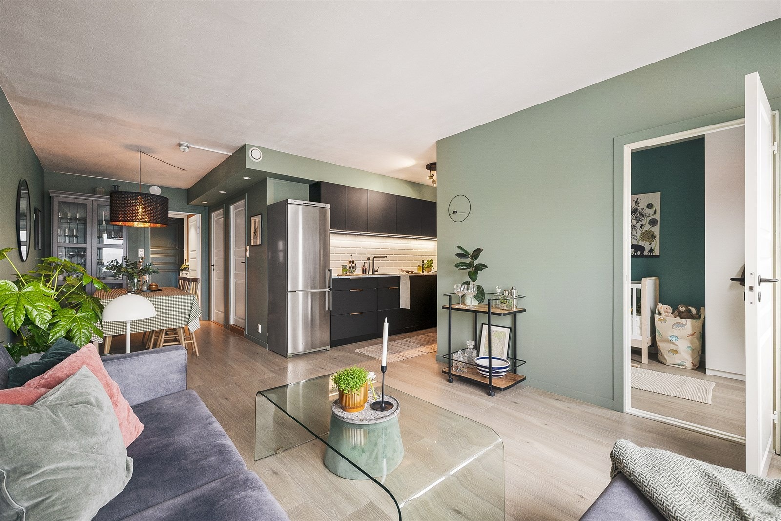 Kjøkkenet ligger i åpen løsning med stuen, noe som bidrar til et sosialt og inkluderende oppholdsrom. Galleribilde