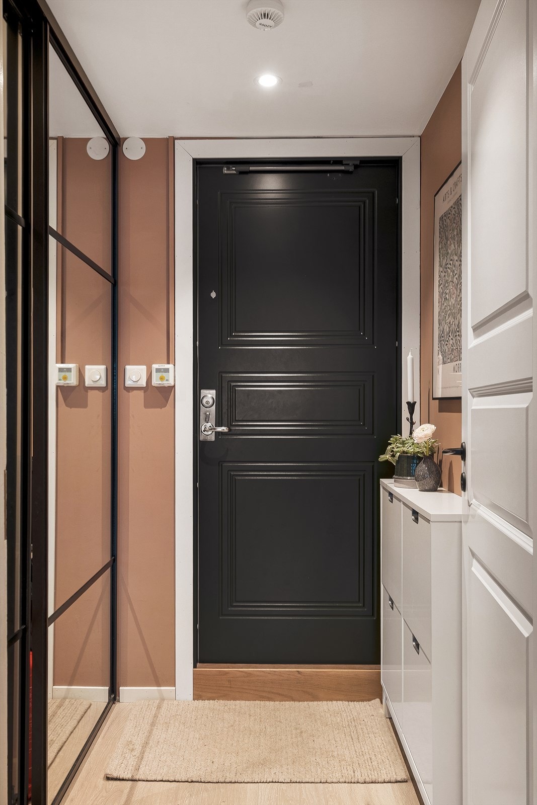 Leiligheten ligger fint til i byggets tredje etasje og måler 60 m². Planløsningen består av entré, stue og kjøkken i åpen løsning, to soverom og bad, samt balkong med utgang fra ett av soverommene. Garasjeplass og ekstern bod. Galleribilde