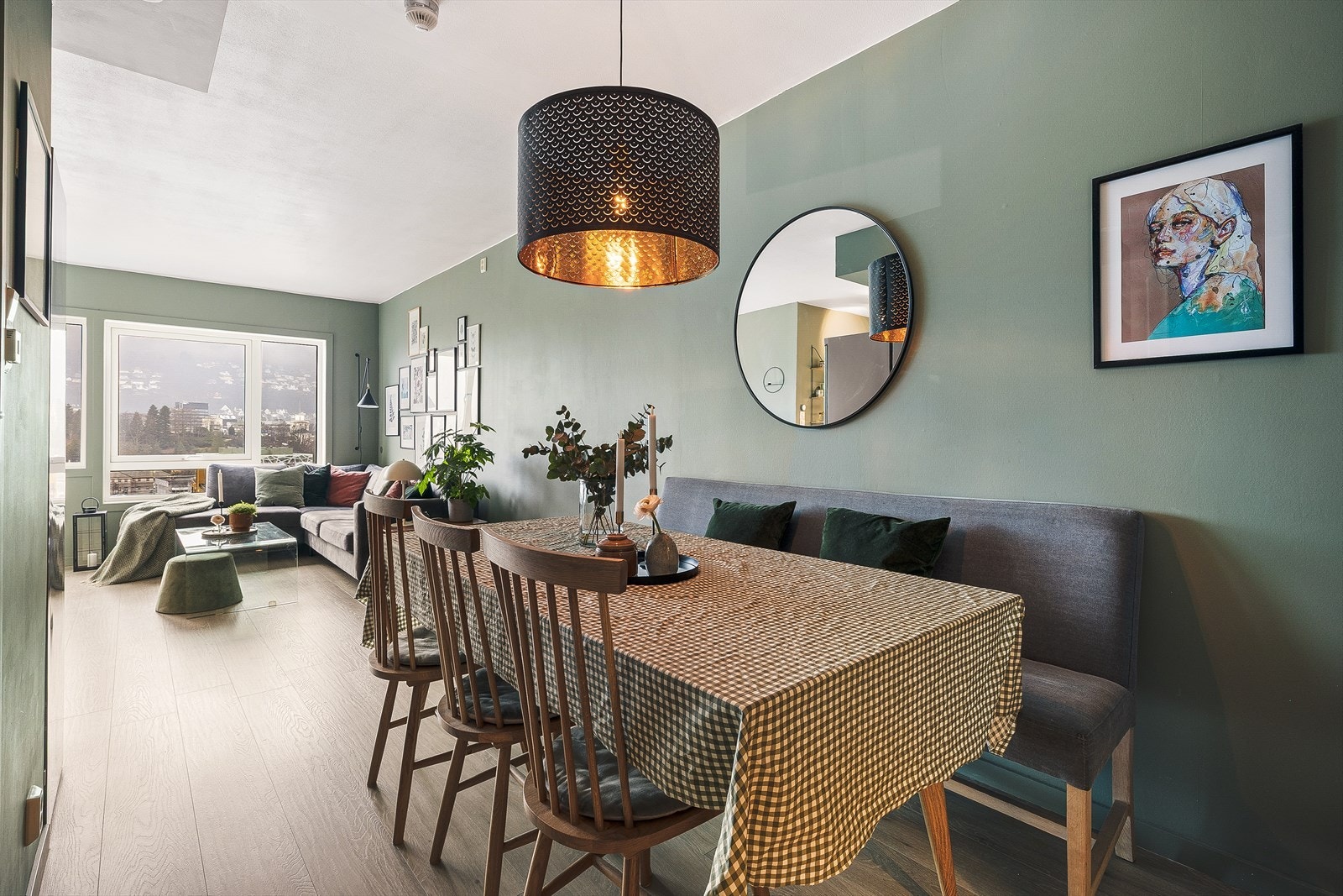 Entréen leder videre til stuen, som fordeler leilighetens rom fint utover etasjen. Det gode førsteinntrykket gjenspeiles i hele boligen, der flotte laminatgulv og moderne, tidsriktige farger skaper en lun atmosfære. Galleribilde