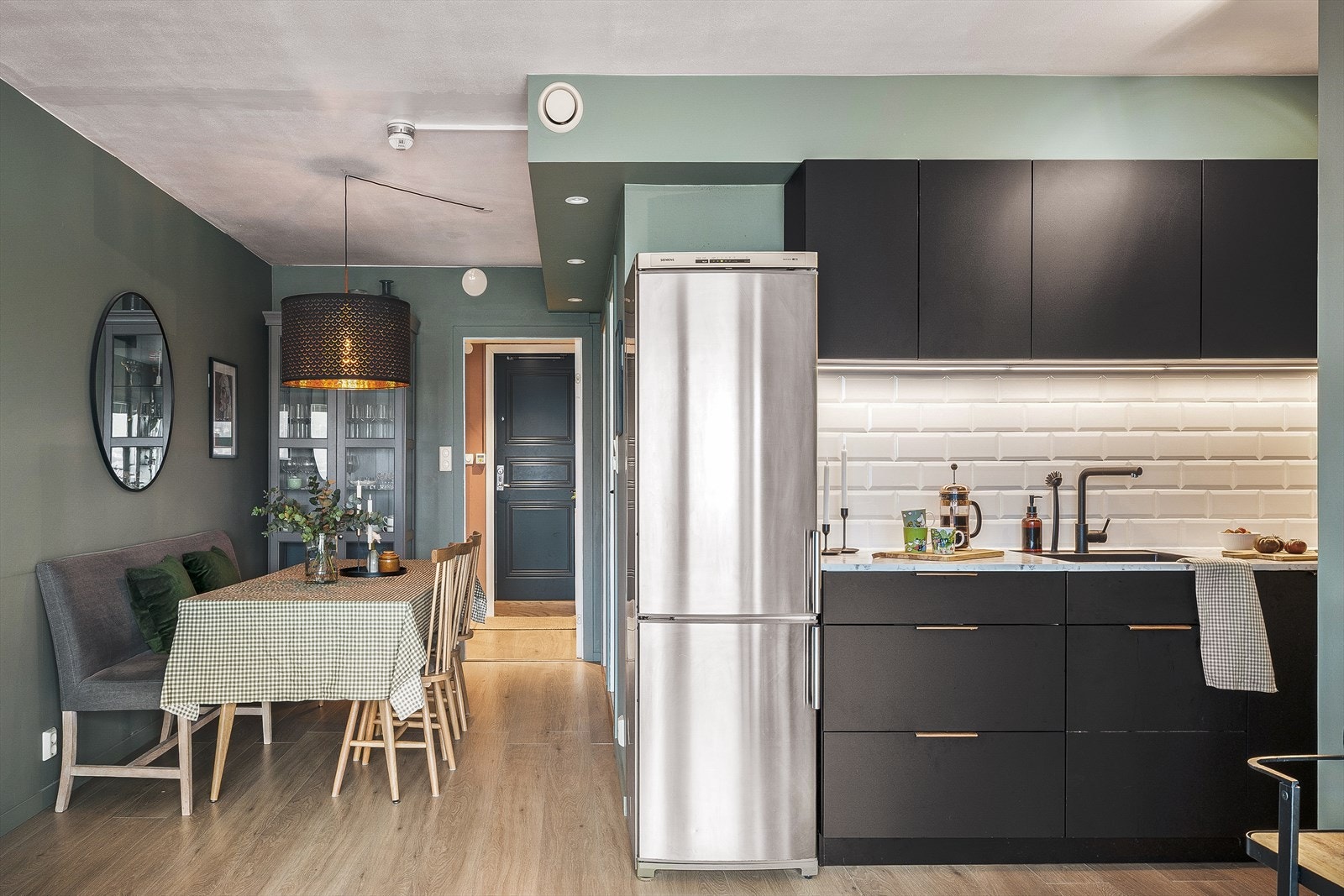 Spisesonen ligger i tilknytning til kjøkkenet og gir god plass til stort spisebord. Galleribilde