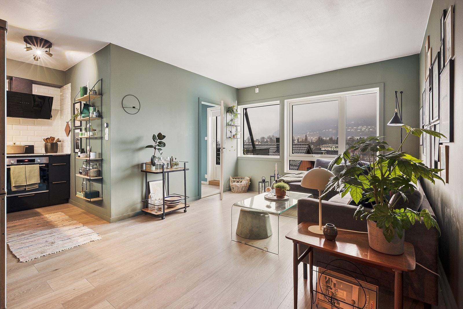 Stuen fremstår som et romslig og innbydende oppholdsrom på hele 28,8 m² med god plass til både sofagruppe og spisebord. Galleribilde