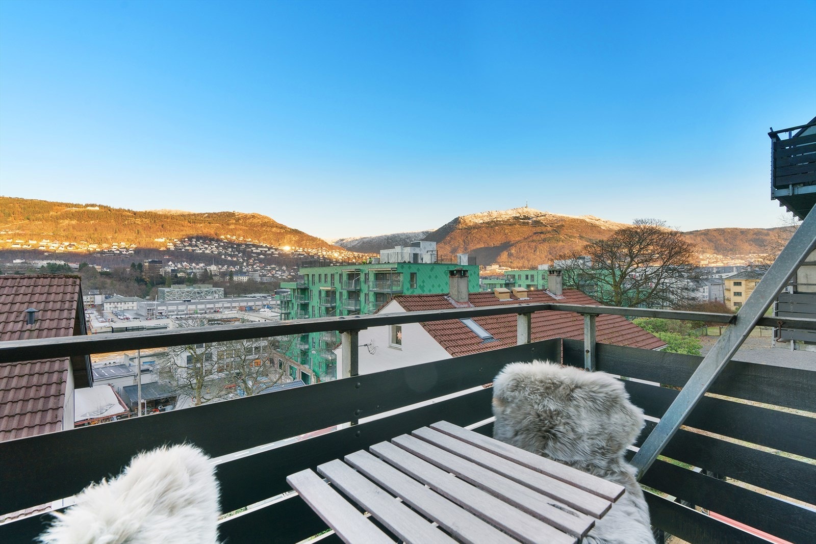 I 2019 ble balkongene i borettslaget oppgradert, og både vinduer og balkongdører ble skiftet ut. Galleribilde