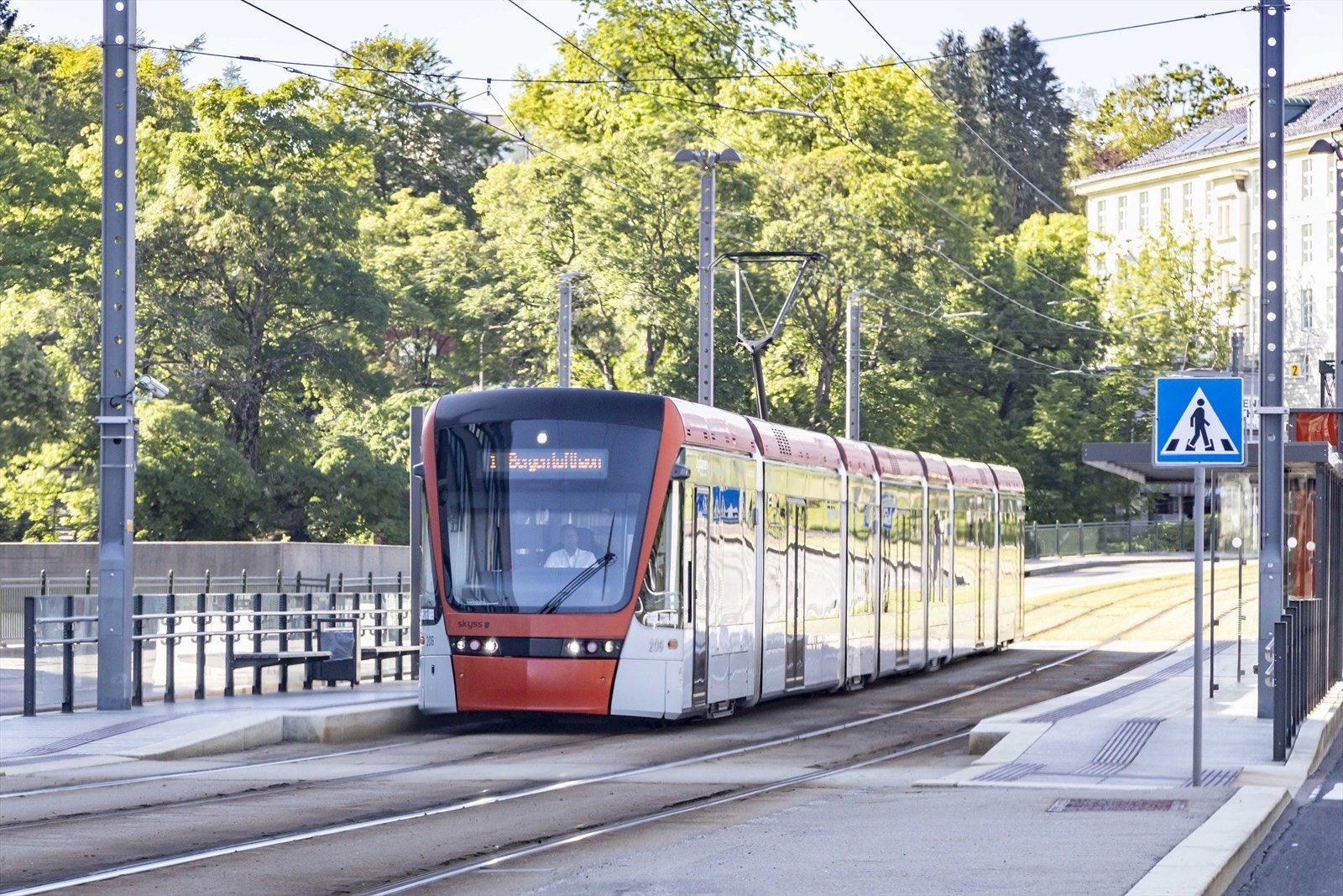 Området har gode kollektivforbindelser med bussholdeplass like utenfor inngangsdøren med hyppige avganger og gangavstand til Bybanen på Florida. Galleribilde