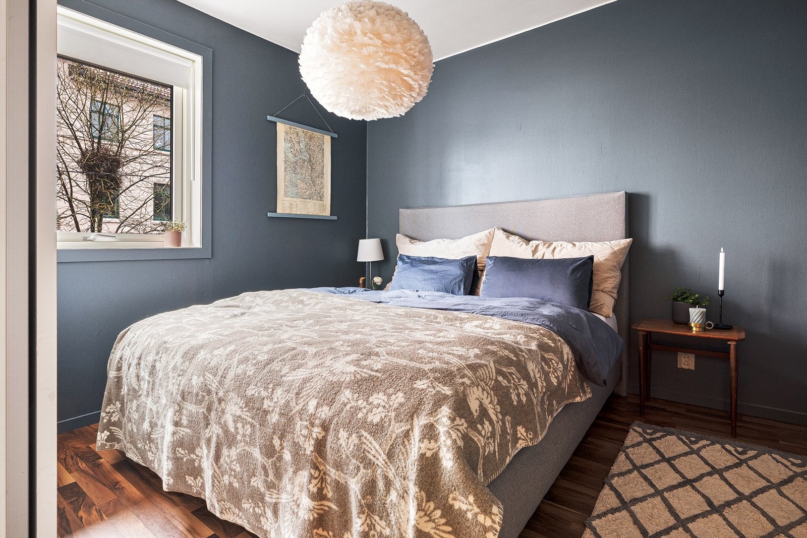 Hovedsoverommet er innredet med skyvedørsgarderobe som rommer hele kleskolleksjonen. Galleribilde