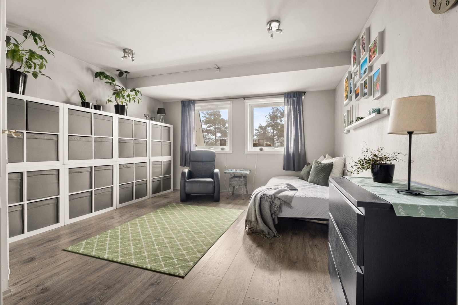 Soverommet fremstår lyst og praktisk innredet. Galleribilde