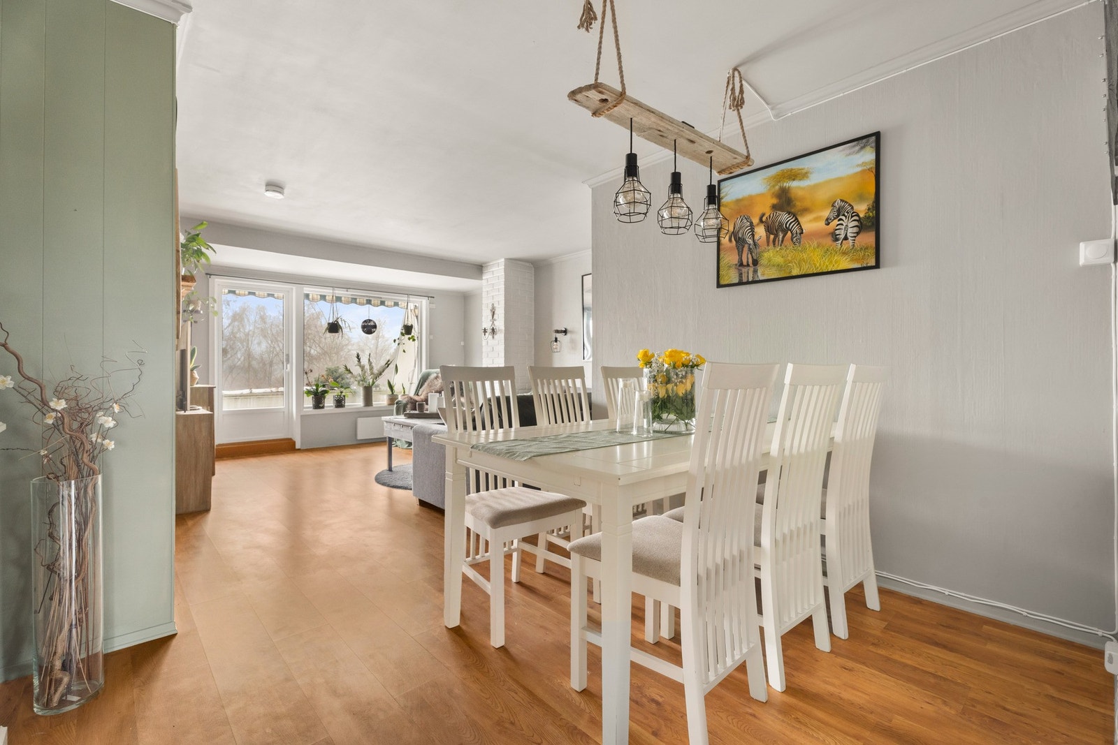 God plass til spisestue i rommet Galleribilde