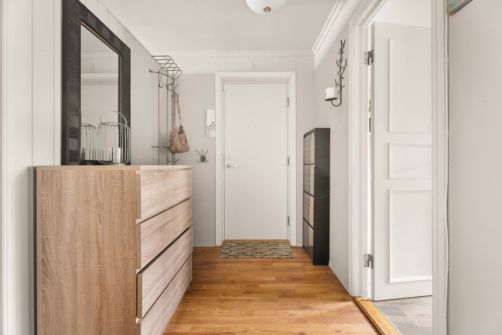 Praktisk entré med slitesterkt gulv og lyse overflater. Galleribilde