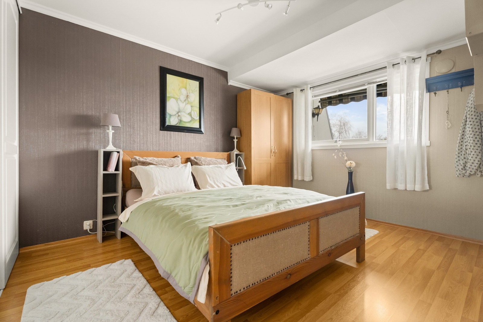 Romslig soverom med plass til dobbeltseng og garderobeløsning. Galleribilde