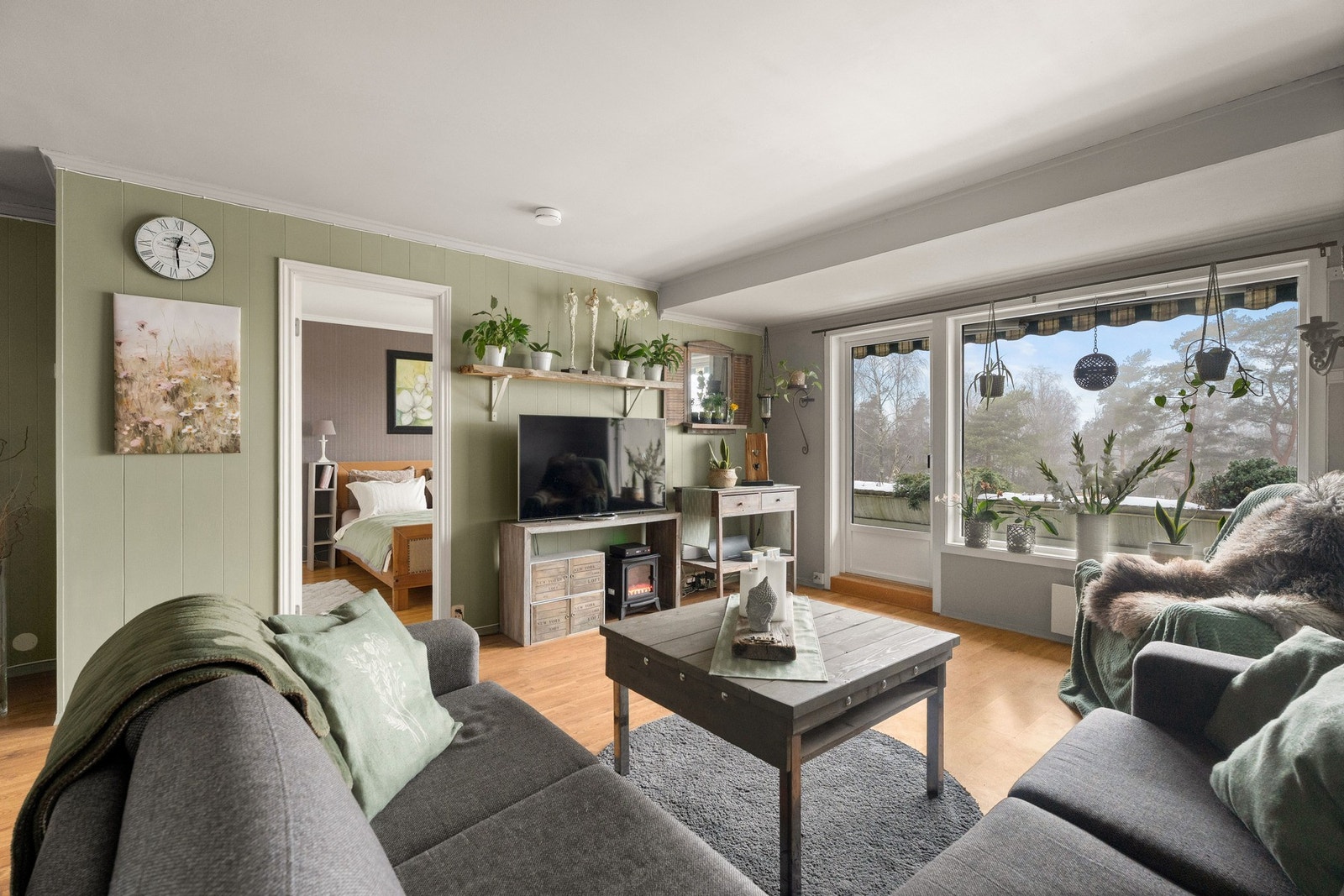 Romslig stue med pene overflater. Galleribilde