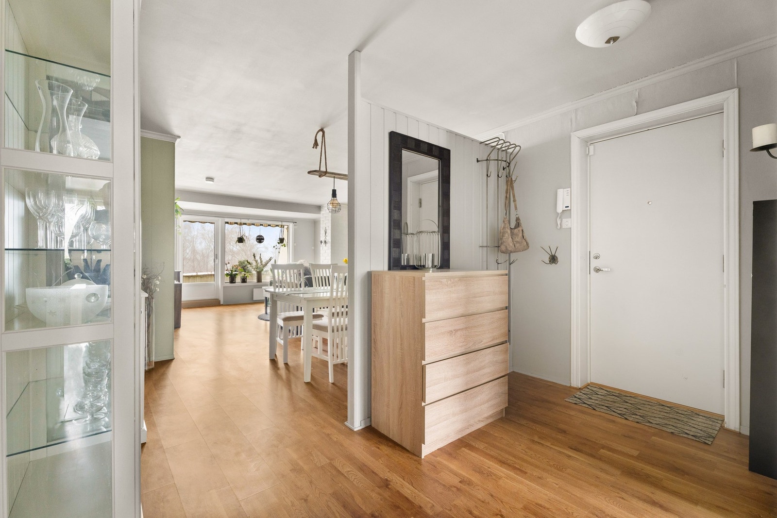 Fra entréen er det adkomst til boligens øvrige rom. Galleribilde