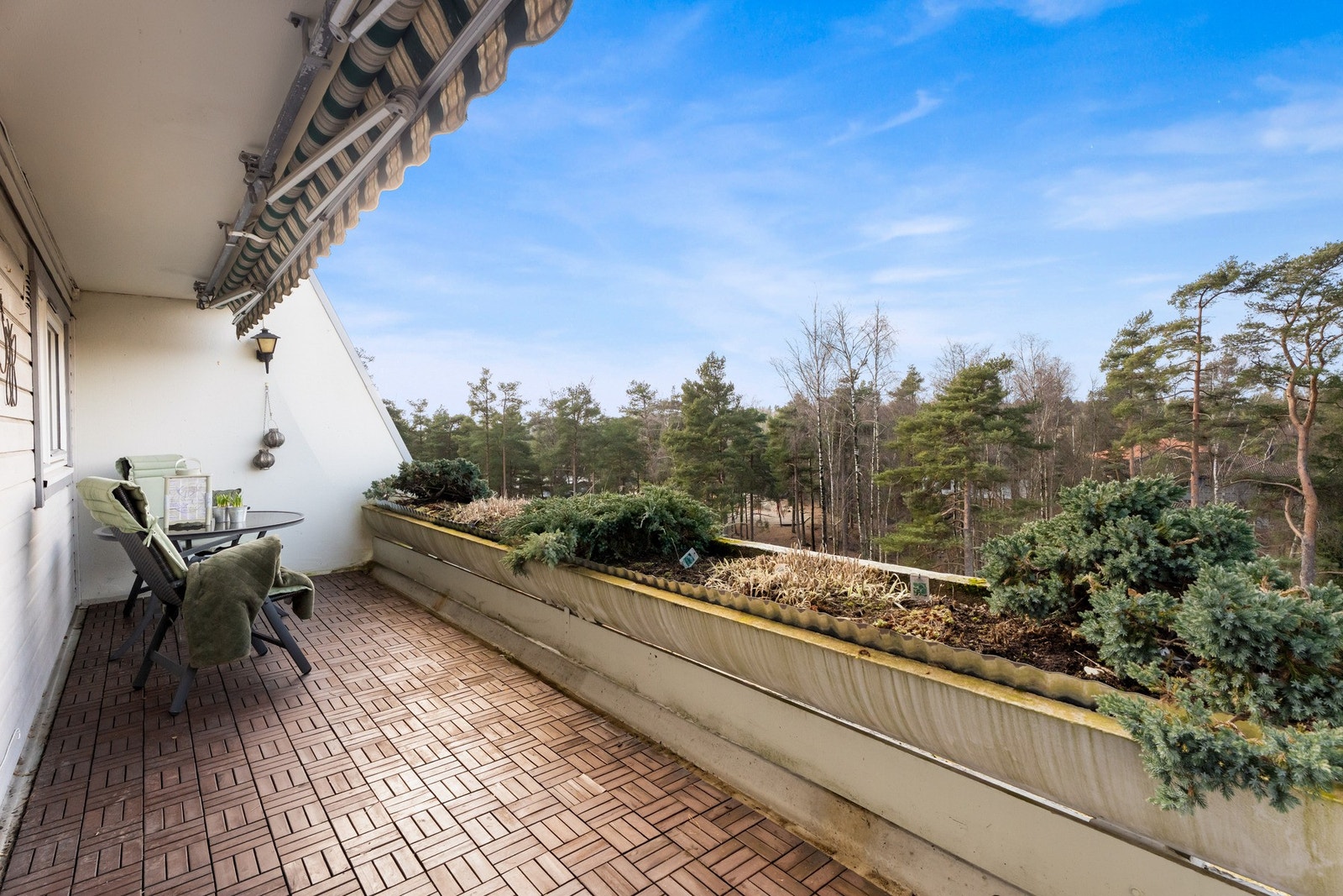 Balkongen vender mot vest og har gode solforhold Galleribilde