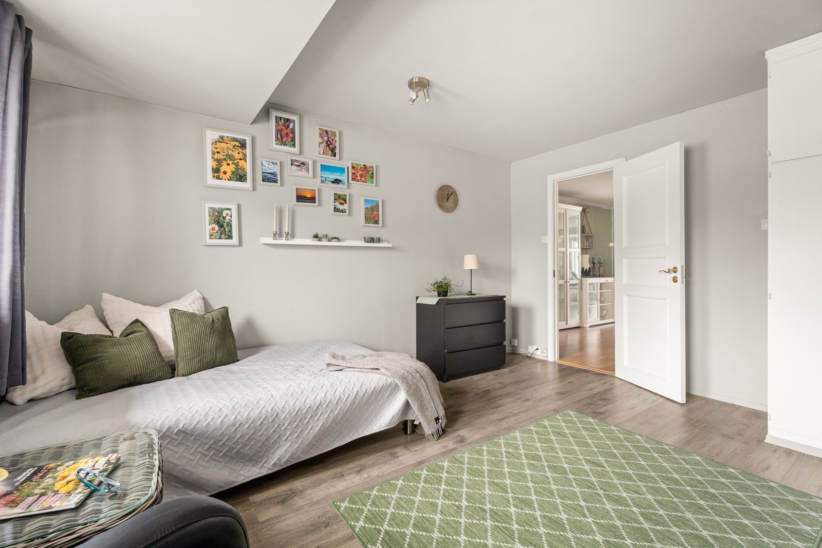 Fleksibelt rom som kan benyttes som soverom, TV-stue eller kontor. Rommet var delt i to slik at leiligheten hadde 3 soverom. Galleribilde