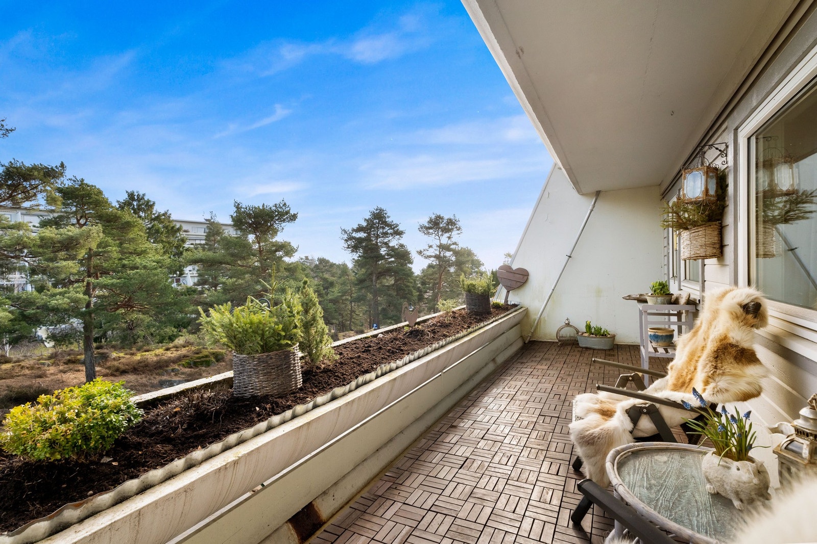 Balkongen er på hele 14 kvm og har god plass til utemøblement Galleribilde