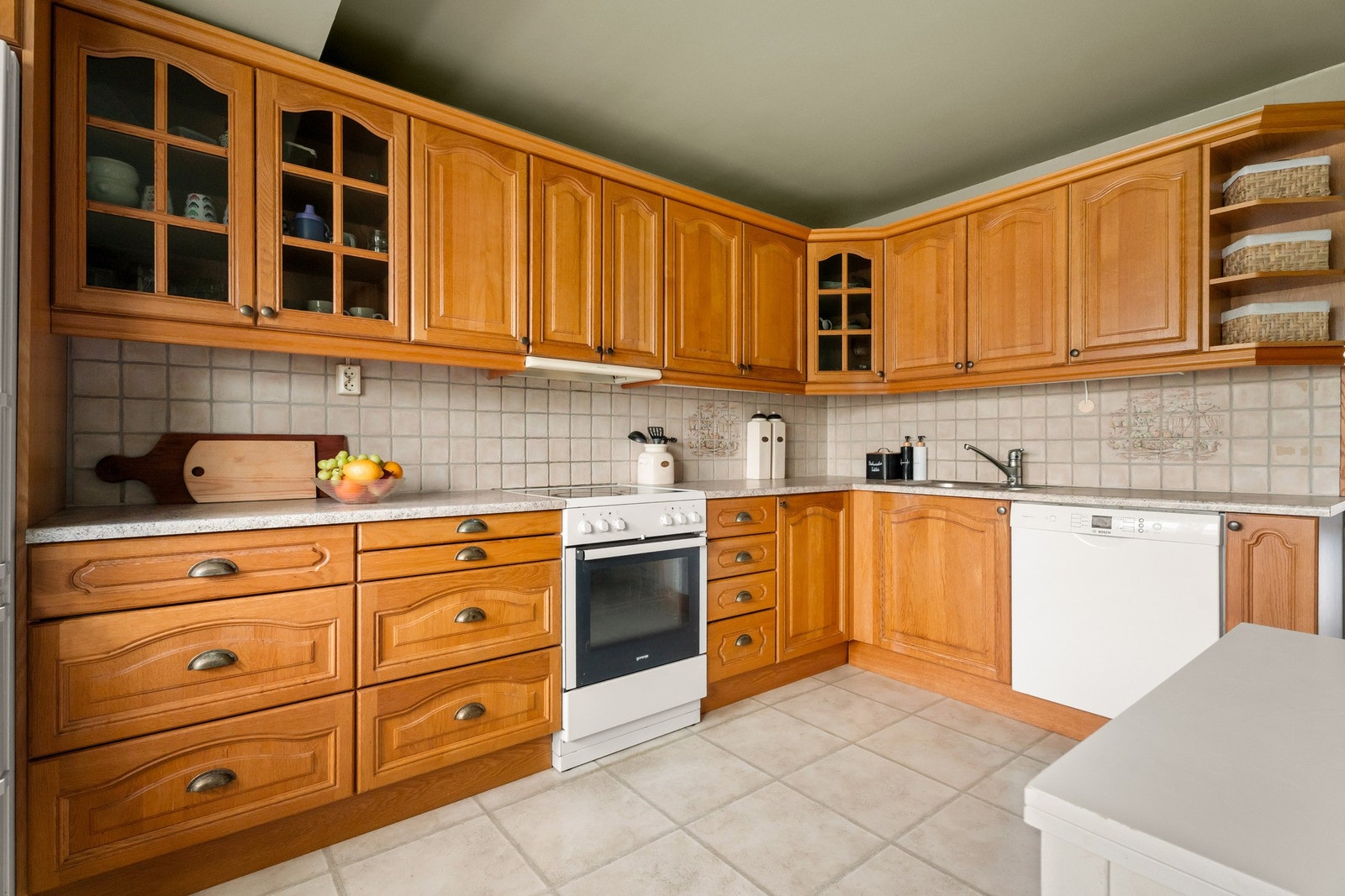 Funksjonelt med god benk- og skapplass. Galleribilde