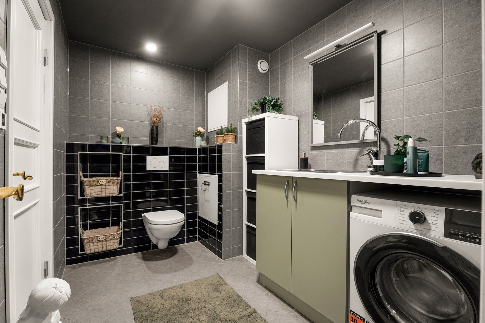 Pent, flislagt toalett/vaskerom Galleribilde