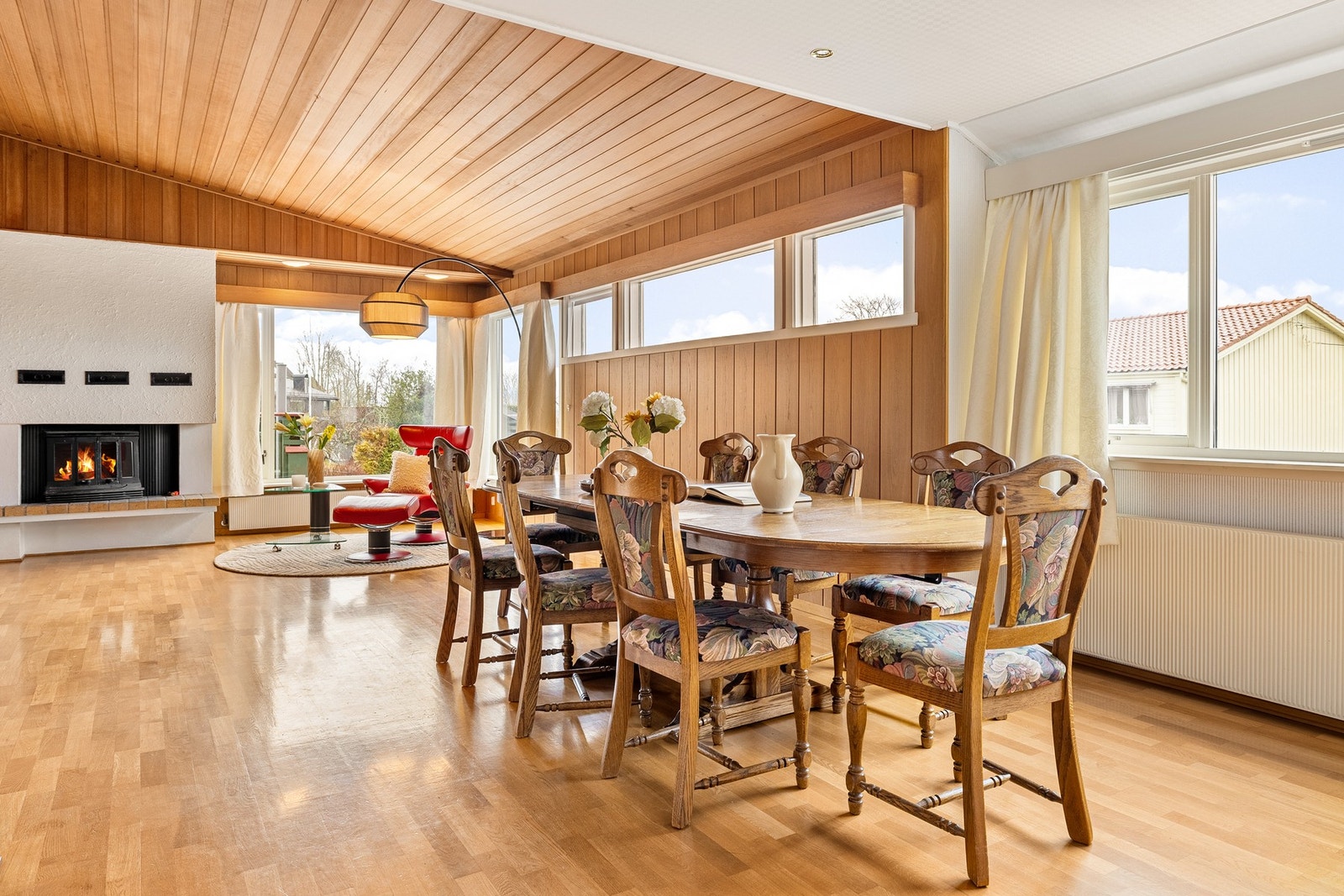 Med god plass til et stort spisebord har du plass til hele familien Galleribilde