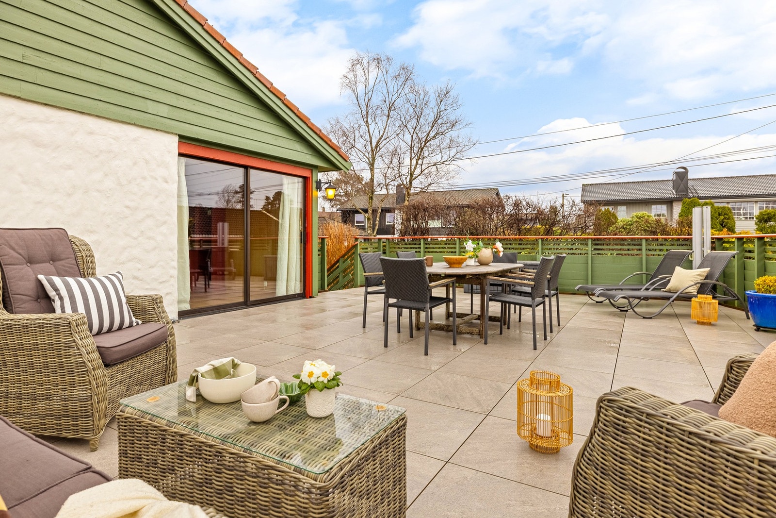 Her har du like over 60 kvm. med uteplass, i tillegg til hagen rundt huset Galleribilde