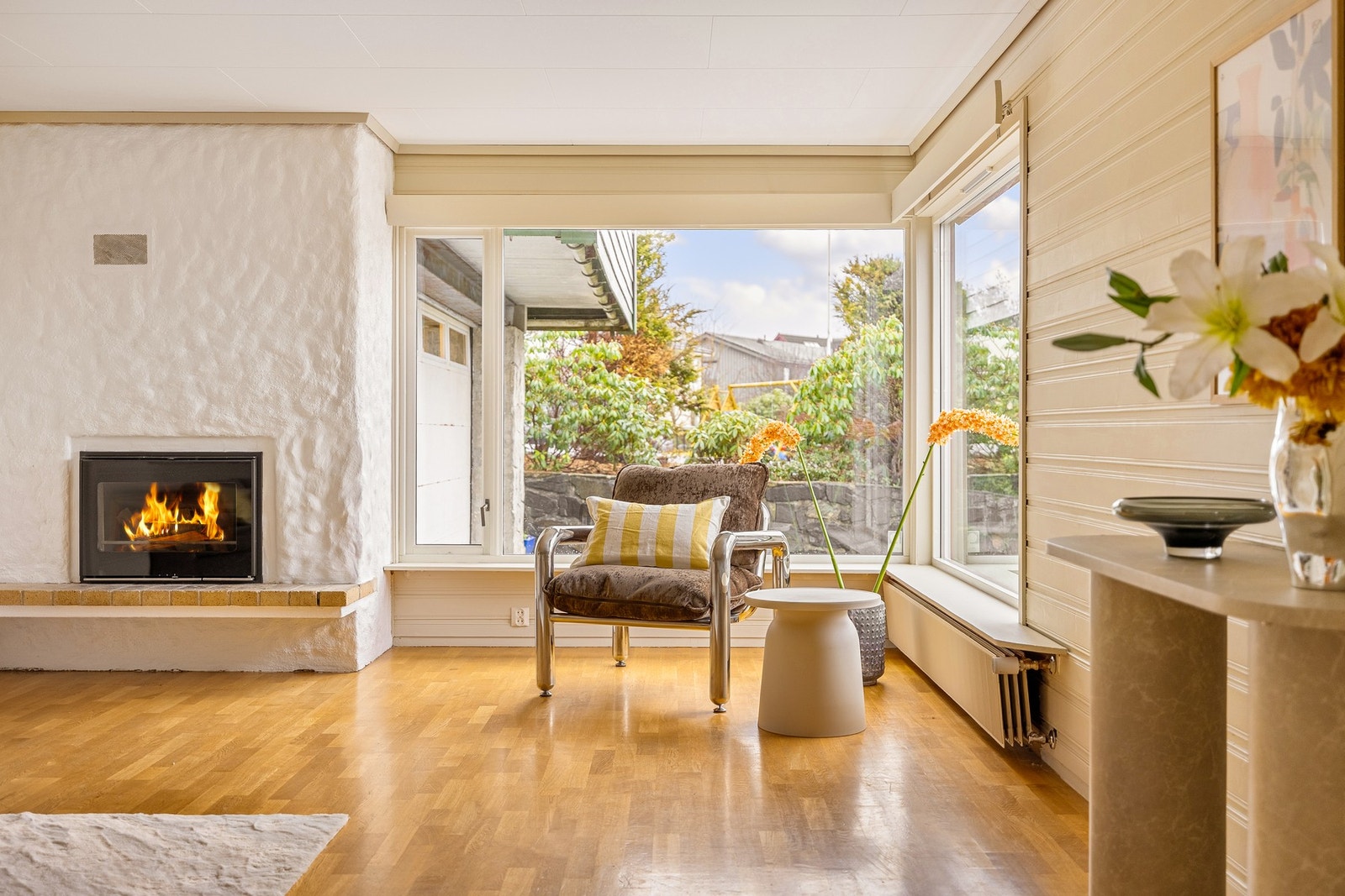 Som i resten av huset er det her lite innsyn, og hele tomten er innrammet med velstelt hekk Galleribilde