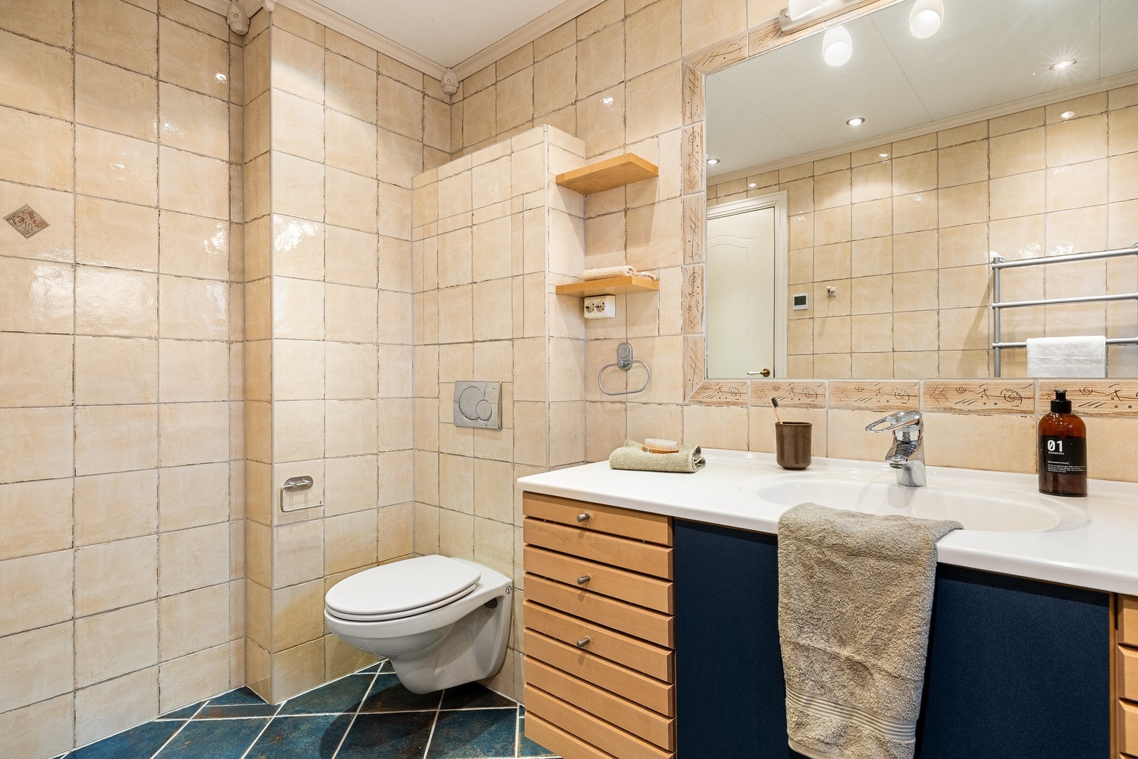 Innenfor soverommet er det et delikat bad som er innredet med møblement og dusjkabinett Galleribilde