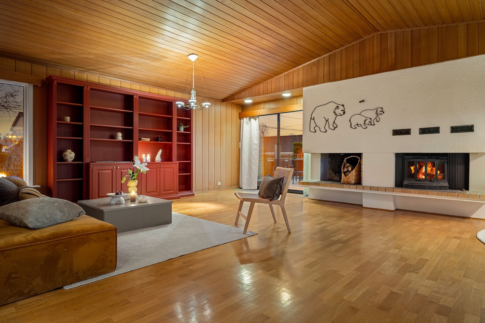 Boligen er arkitekttegnet og har flere spesielle detaljer i form av vinkler og utførelse Galleribilde