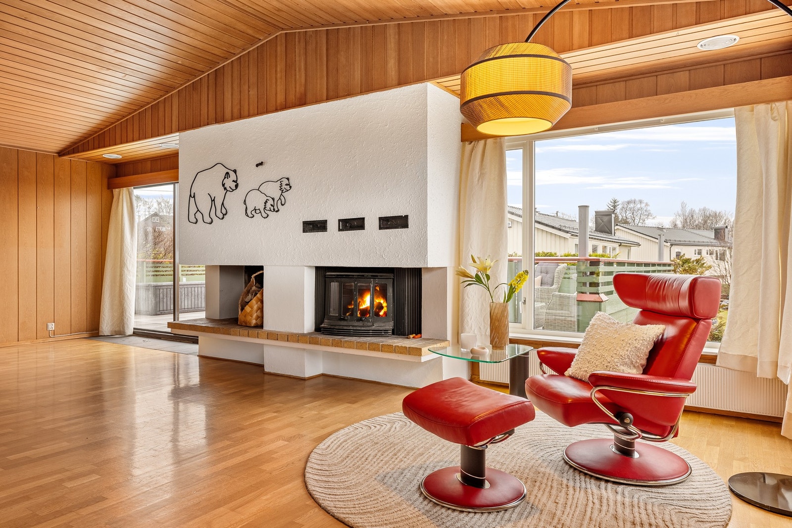 Peisen i huset er kronen på verket, og er virkelig et møbel i seg selv Galleribilde