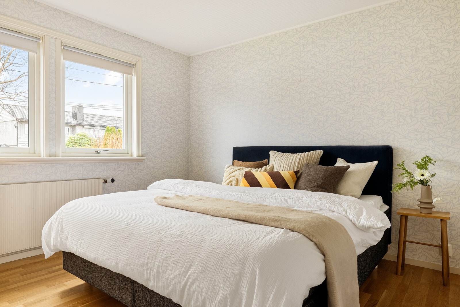 I denne etasjen finnes også 3 soverom, herav hovedsoverommet Galleribilde