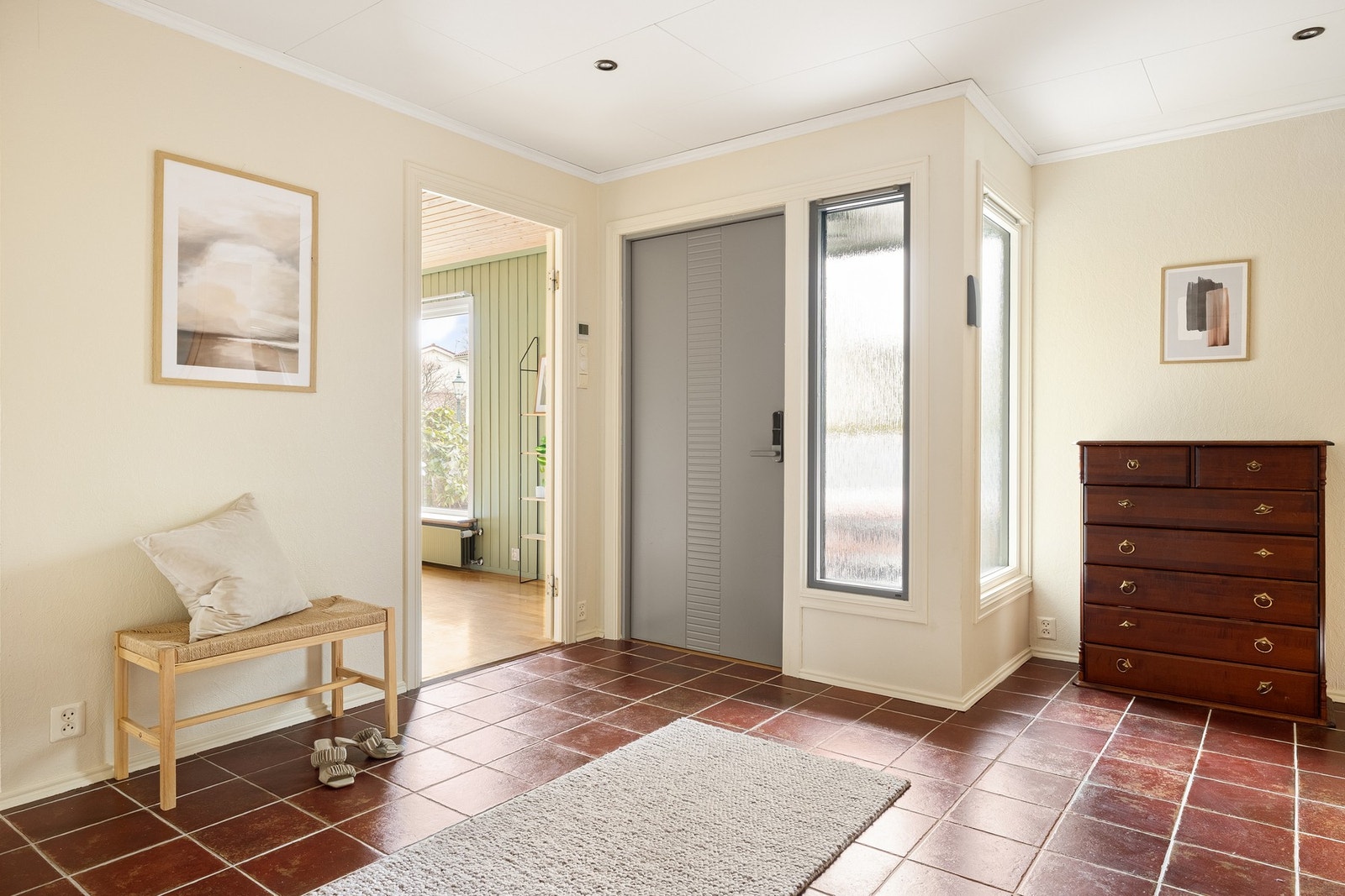 Entréen nede er lys og romslig, med ny inngangsdør i 2025 Galleribilde