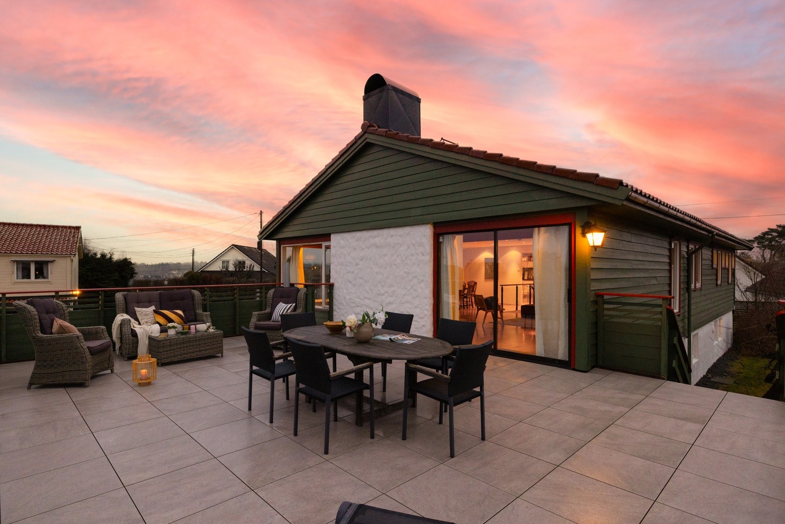 Boligen ligger på en stor tomt på omlag 1 mål Galleribilde