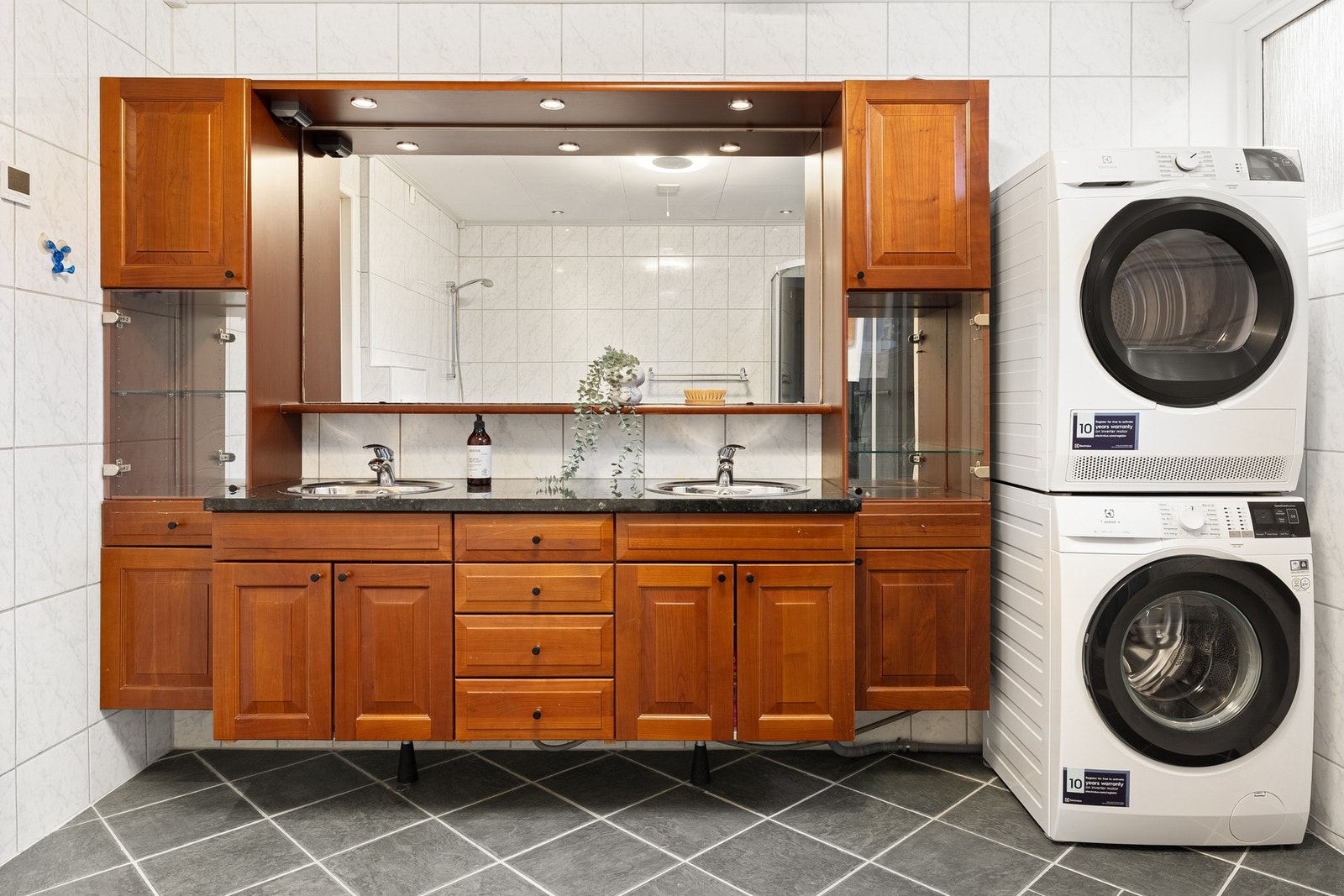 HTH baderomsmøblement. Her er det også opplegg for vaskemaskin og tørketormmel Galleribilde