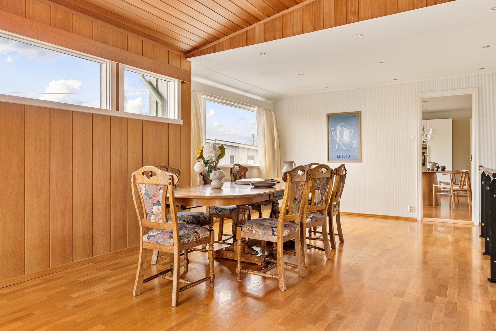 Like bak spisestuen finnes kjøkkenet, slik at man enkelt kan underholde gjestene fra matlagingen Galleribilde