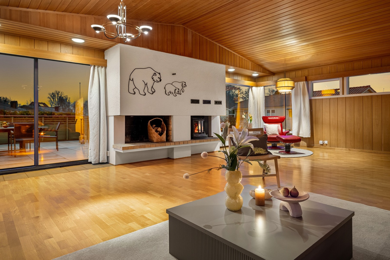 Legg merke til peisen og den gode takhøyden Galleribilde