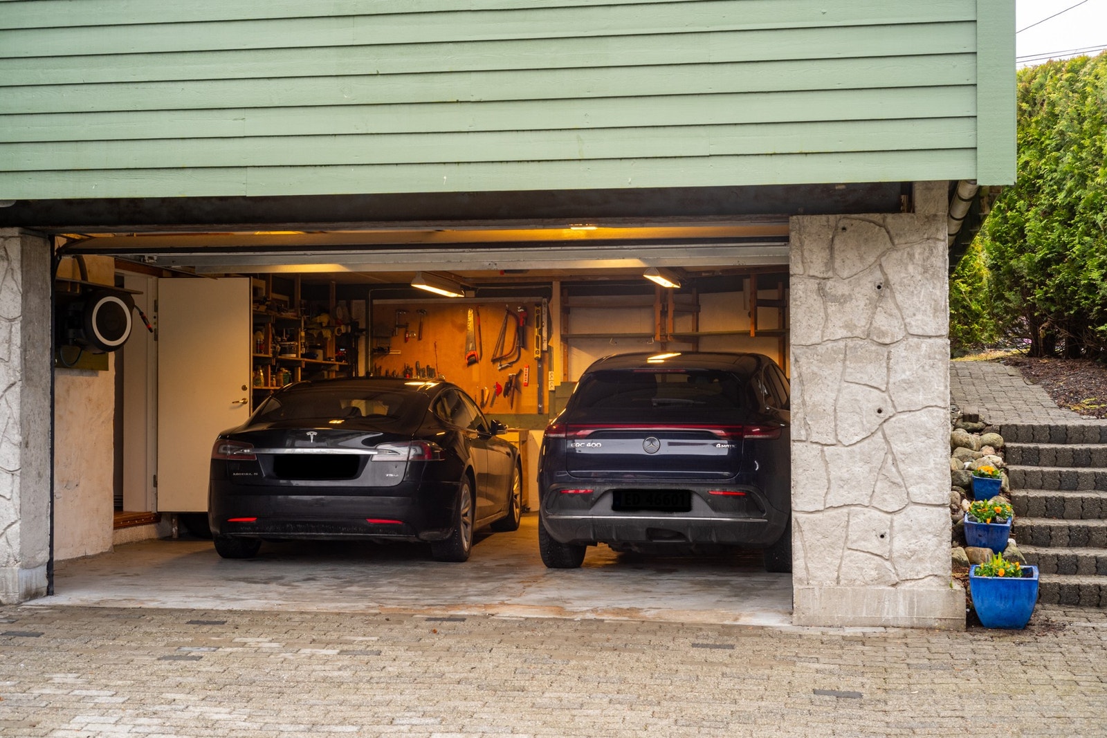 Parkering i dobbel garasje, i tillegg til uteparkering på tomten Galleribilde