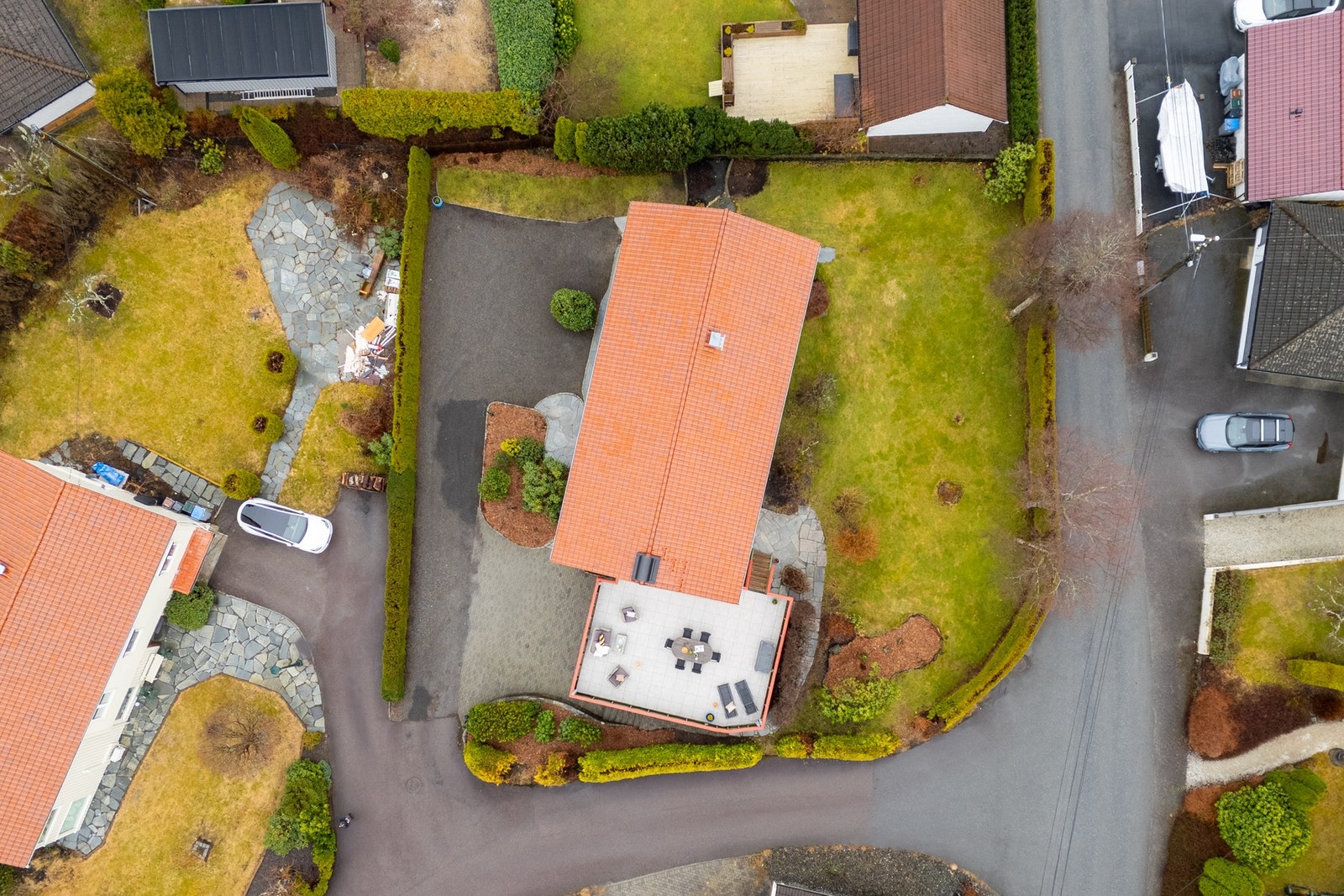 Man kan også gå rundt hele huset, og det er fine grøntarealer på baksiden Galleribilde