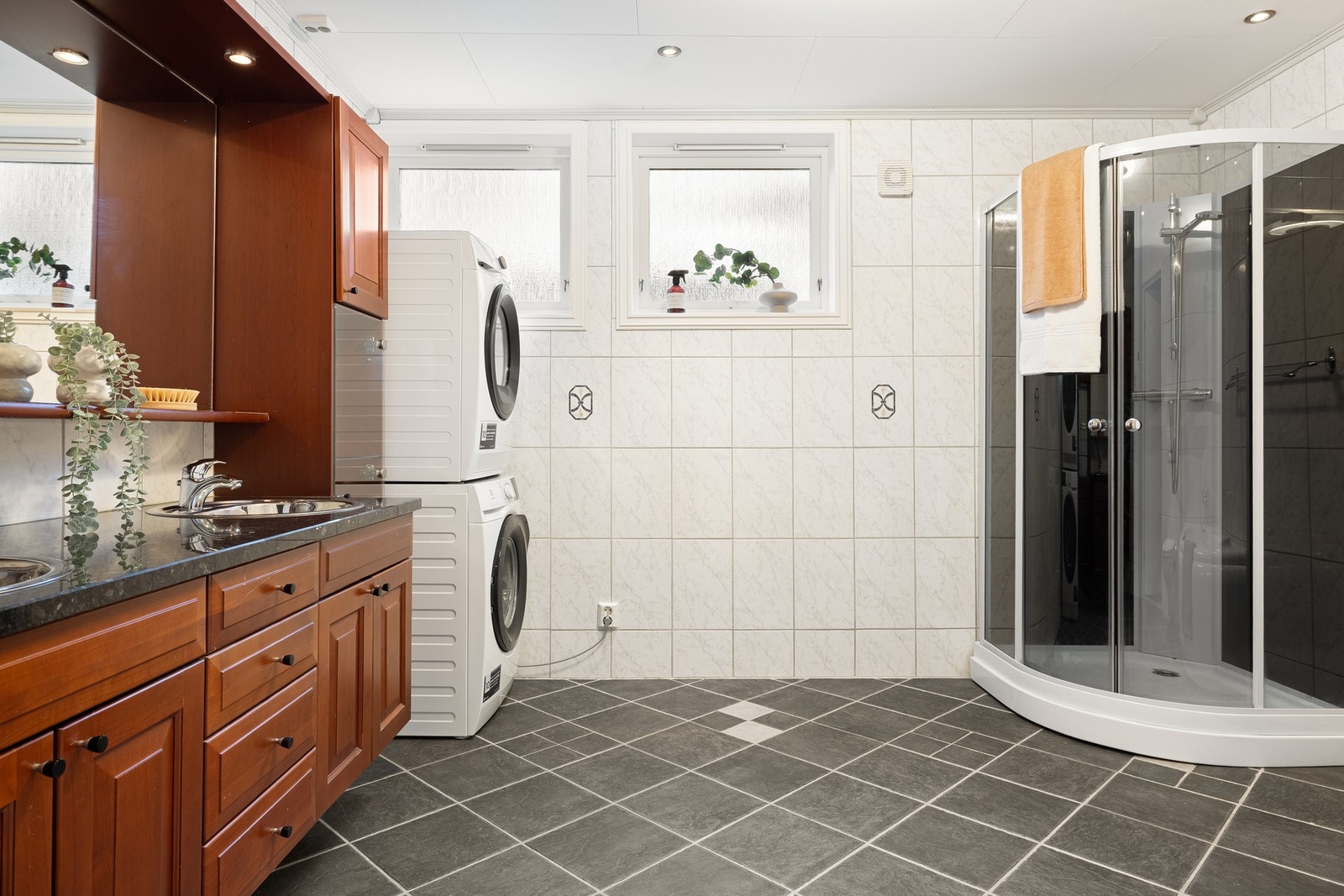 Badet i denne etasjen er innredet på tidlig 2000 tallet med fliser på gulv og vegger Galleribilde