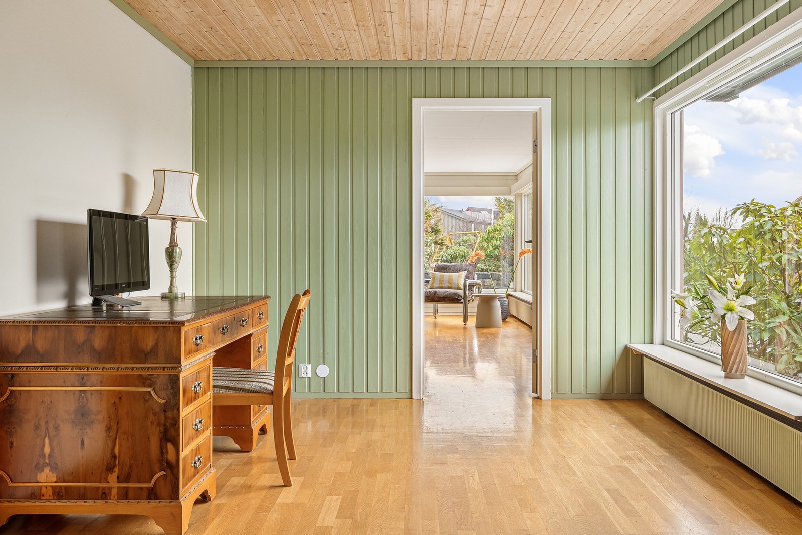 Første etasje består av både oppholdsrom og disponible rom for lagring/bod, perfekt om man vil ha flere stuer eller kontor nede Galleribilde