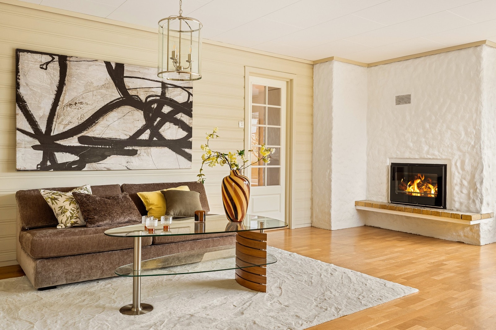 Disponibelt rom i underetasjen brukt som tv stue Galleribilde