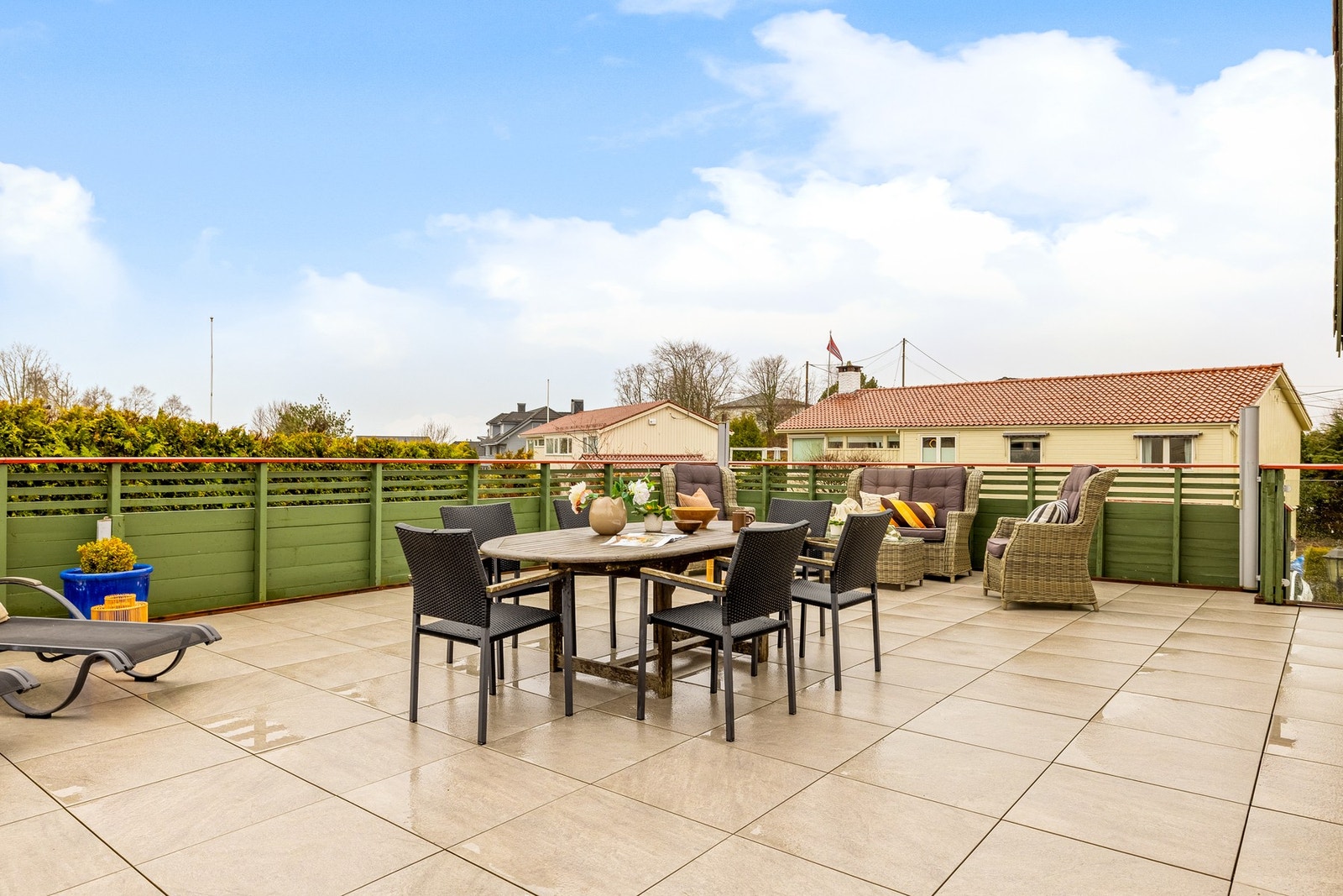 Her er det plass til en romslig sittegruppe, i tillegg til sofagruppe etc. Galleribilde