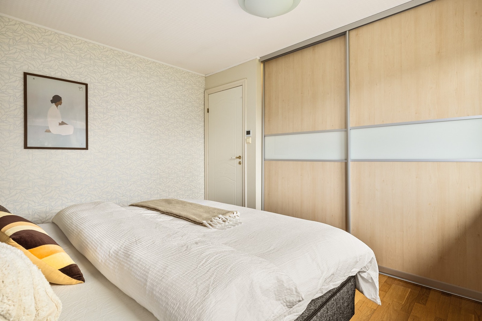 Dette er utstyrt med praktisk skyvedørsgarderobe Galleribilde